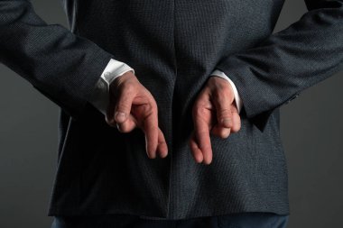 Yalancı iş adamı. Arkasından iş çeviren bir adam yanlış vaatler veriyor demektir. Düzenbaz kişi..