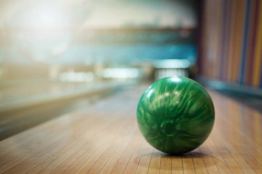 Arka planda yeşil bowling topu.