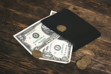 Masada birkaç dolar olan boş bir cüzdan. Para sıkıntısı. Parasızlık. Finansal sorunlar. İflas etti. Hesabı öde..