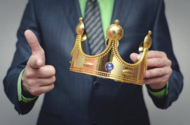 Kazananın ödül töreni. Sen kazandın. Konsepti yönetme zamanı. Otorite gücü. Yeni kralın tacı.