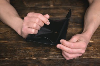 Erkek ellerinde boş bir cüzdan. Para sıkıntısı. Parasızlık. Finansal sorunlar. İflas.