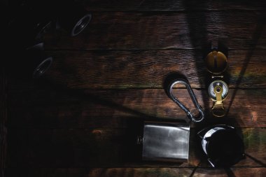 Seyahat ya da macera düz arkaplan bir kopya alanı ile yatıyordu. El feneri, pusula, dürbün, karabina ve su matarası..