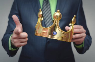 Kazananın ödül töreni. Konsepti yönetme zamanı. Otorite gücü. Yeni kralın tacı.