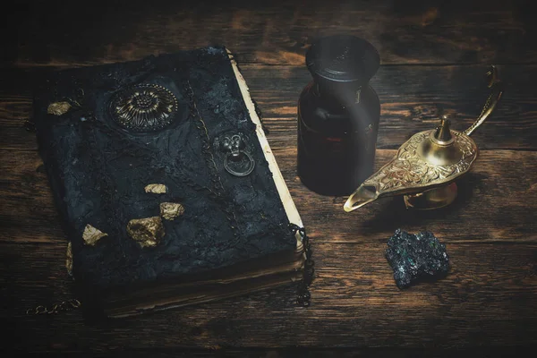 Livro Mágico Uma Lâmpada Dourada Fundo Mesa Madeira — Fotografia de Stock