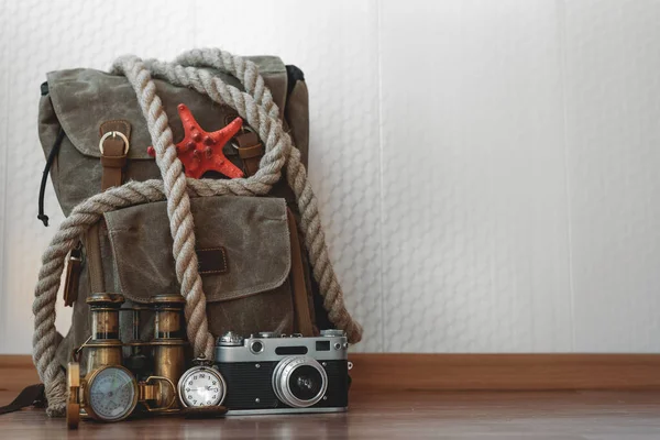 Uma Mochila Binóculos Bússola Relógio Bolso Corda Câmera Fotográfica Piso — Fotografia de Stock