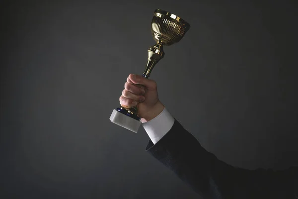 Biznesmen Złotym Pucharem Ręku Koncepcja Pierwszego Miejsca Nagroda Dla Najlepszego — Zdjęcie stockowe