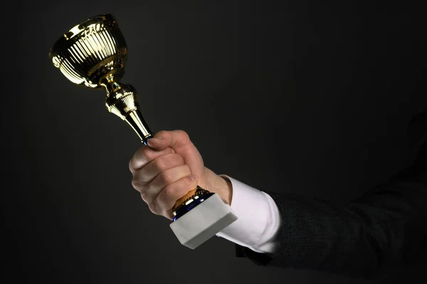 Geschäftsmann Mit Goldenem Pokal Der Hand Erster Platz Konzepthintergrund Preis — Stockfoto