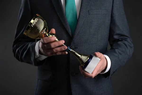 Empresário Com Troféu Ouro Mão Primeiro Lugar Fundo Conceito Prémio — Fotografia de Stock