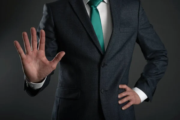 Επιχειρηματίας Δείχνει Μια Χειρονομία Στάση Από Χέρι Του Ένα Γκρι — Φωτογραφία Αρχείου