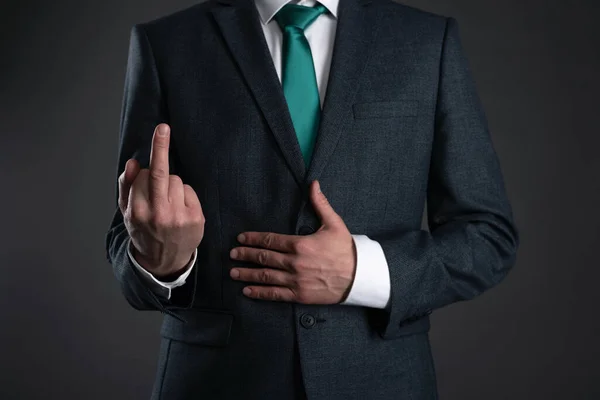Empresário Está Mostrar Dedo Meio Num Fundo Cinzento Homem Indelicado — Fotografia de Stock