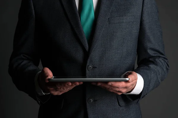 Digitaler Tablet Computer Der Hand Eines Geschäftsmannes Auf Grauem Hintergrund — Stockfoto