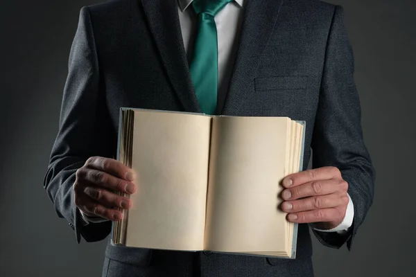 Boş Sayfaları Olan Açık Bir Kitap Bir Adamının Gri Bir — Stok fotoğraf
