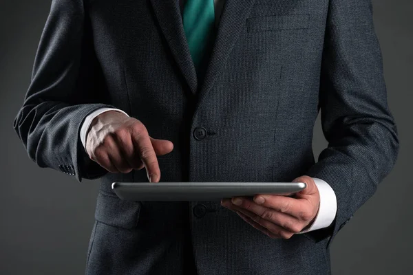 Adamının Elindeki Dijital Tablet Bilgisayarı Gri Arka Planda Nternetten Sat — Stok fotoğraf