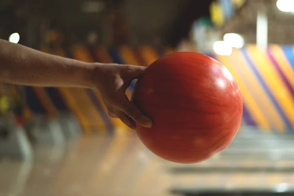 Mann Schiebt Eine Bowlingkugel — Stockfoto