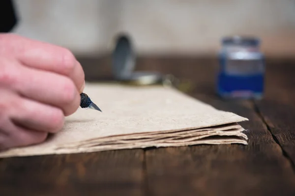 Een Schrijver Met Een Pen Hand Schrijft Een Boek Bij — Stockfoto