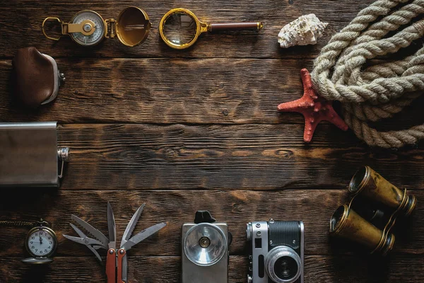 Reise Oder Abenteuer Accessoires Flachen Hintergrund Mit Kopierraum Fotokamera Taschenlampe — Stockfoto