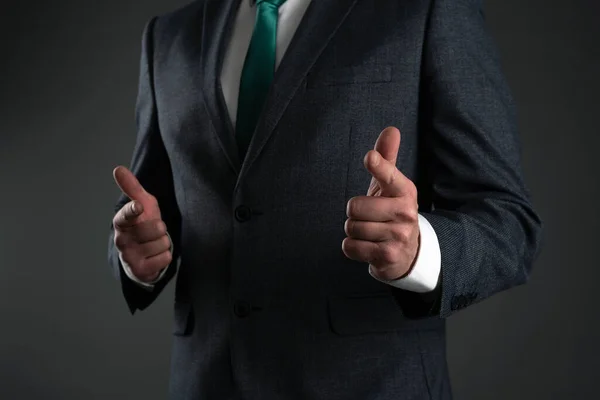 Homem Negócios Confiante Está Mostrando Frente Por Seus Dedos Indicadores — Fotografia de Stock