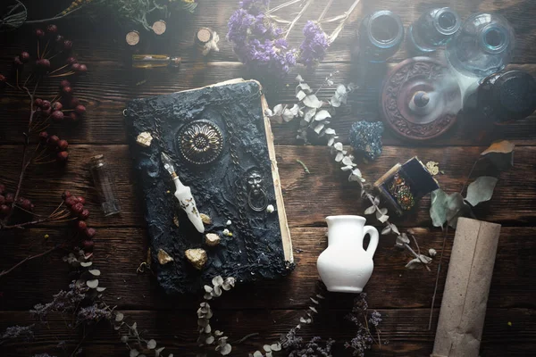 Livre Recettes Magiques Potions Magiques Sur Une Table Fond Sorcellerie — Photo