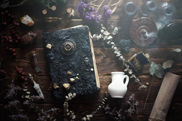 Livre Recettes Magiques Potions Magiques Sur Une Table Fond Sorcellerie — Photo