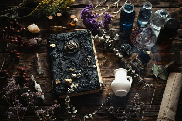Magisch Receptenboek Toverdrankjes Tafel Hekserij Achtergrond Met Kopieerruimte Druïde Heks — Stockfoto
