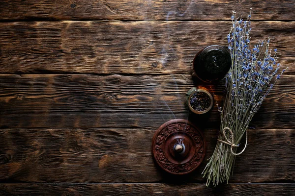 Gedroogde Lavendel Bloemtakken Lavendel Essentiële Olie Flessen Een Houten Tafel — Stockfoto