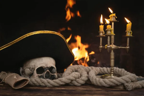 Piratbord Med Mänsklig Skalle Förtöjningar Kapten Hatt Bok Och Bläddra — Stockfoto