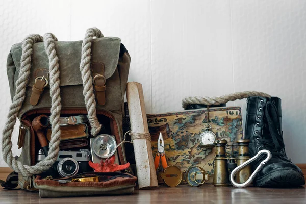 Fondo Viaje Aventura Mapa Del Tesoro Mochila Bota Prismáticos Brújula — Foto de Stock