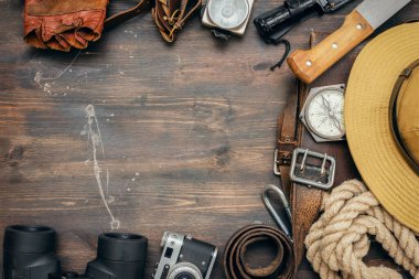 Tahta masa arkaplanındaki eski seyahat ekipmanları kopya alanı ile.
