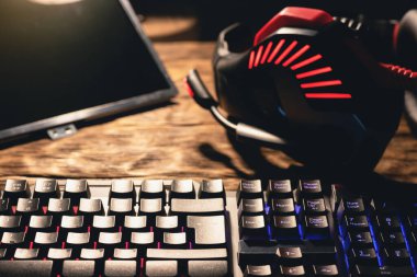 Masadaki bilgisayar ekranı, klavye ve kulaklıkları kapatın..