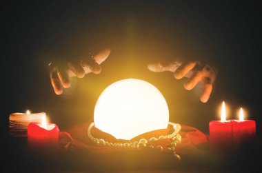 Kristal küre ve falcı elleri yakın.