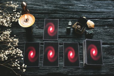 Falcı siyah ahşap masa arkaplanındaki tarot kartları. Futune okuma kavramı.