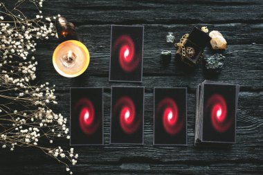 Falcı siyah ahşap masa arkaplanındaki tarot kartları. Futune okuma kavramı.