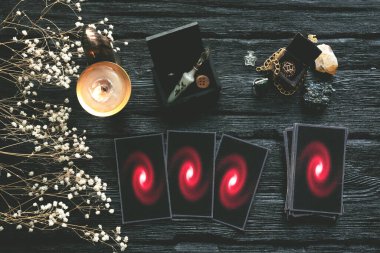 Falcı siyah ahşap masa arkaplanındaki tarot kartları. Futune okuma kavramı.