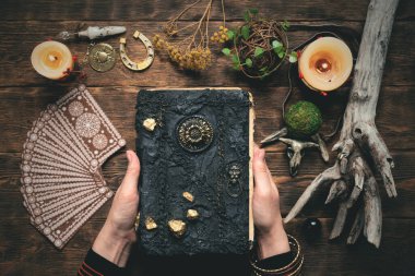 Falcı kadın gelecek konsepti kitabı okuyor..