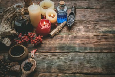 Sihirbaz düz masa arkaplan üzerinde sihirli iksir kopya alanı ile yatıyordu. Büyücülük, büyücü doktor konsepti..