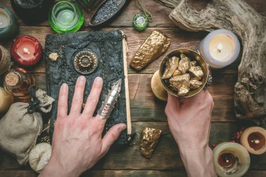 Simyacı sihirli masa konseptiyle taşlardan altın üretiyor..