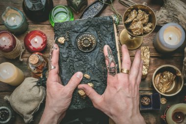 Simyacı sihirli masa konseptiyle taşlardan altın üretiyor..