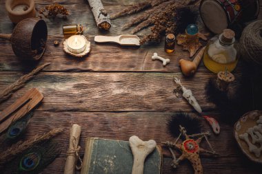 Büyücülük masası. Cadı doktor. Şamanik aksesuarlar. Eski sihirli kitap..