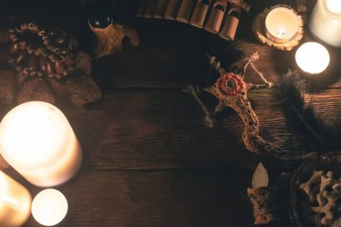 Ahşap masa zemininde mum yakan büyücü doktor aksesuarları. Büyücülük konsepti..