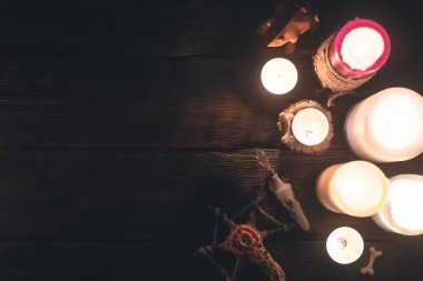 Ahşap masa zemininde mum yakan büyücü doktor aksesuarları. Büyücülük konsepti..