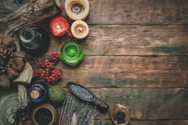 Sihirbaz düz masa arkaplan üzerinde sihirli iksir kopya alanı ile yatıyordu. Büyücülük, büyücü doktor konsepti..