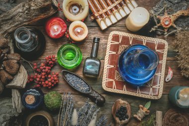 Sihirbaz düz masa zemin üzerinde sihirli iksir yatıyordu. Büyücülük, büyücü doktor konsepti..