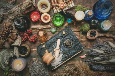 Sihir kitabı ve tahta masa arkasındaki diğer sihirli aksesuarlar. Büyücülük. Cadı doktor..