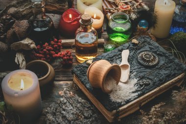 Sihir kitabı ve tahta masa arkasındaki diğer sihirli aksesuarlar. Büyücülük. Cadı doktor..