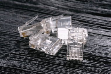 Bilgisayar ağı kurma kavramı. Utp kablo conncectors siyah ahşap masa arka planı.