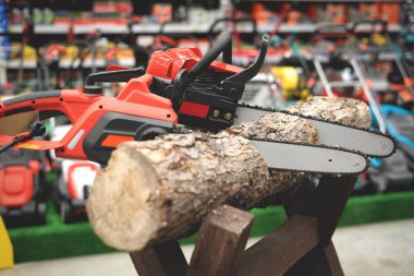 İnşaat tezgahında yeni elektrikli testereler.