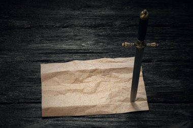 Hazine haritası eski parşömen korsan ahşap bir masa hazırlıyor..