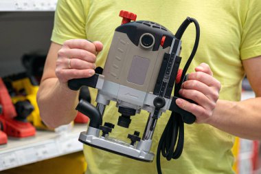 İşçi bir inşaat dükkanından yeni bir fabrika kesici alıyor..