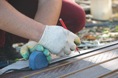 İşçi panelin boyutunu ölçüyor..