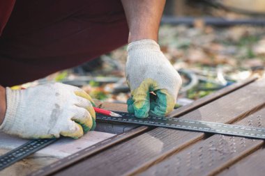 İşçi panelin boyutunu ölçüyor..